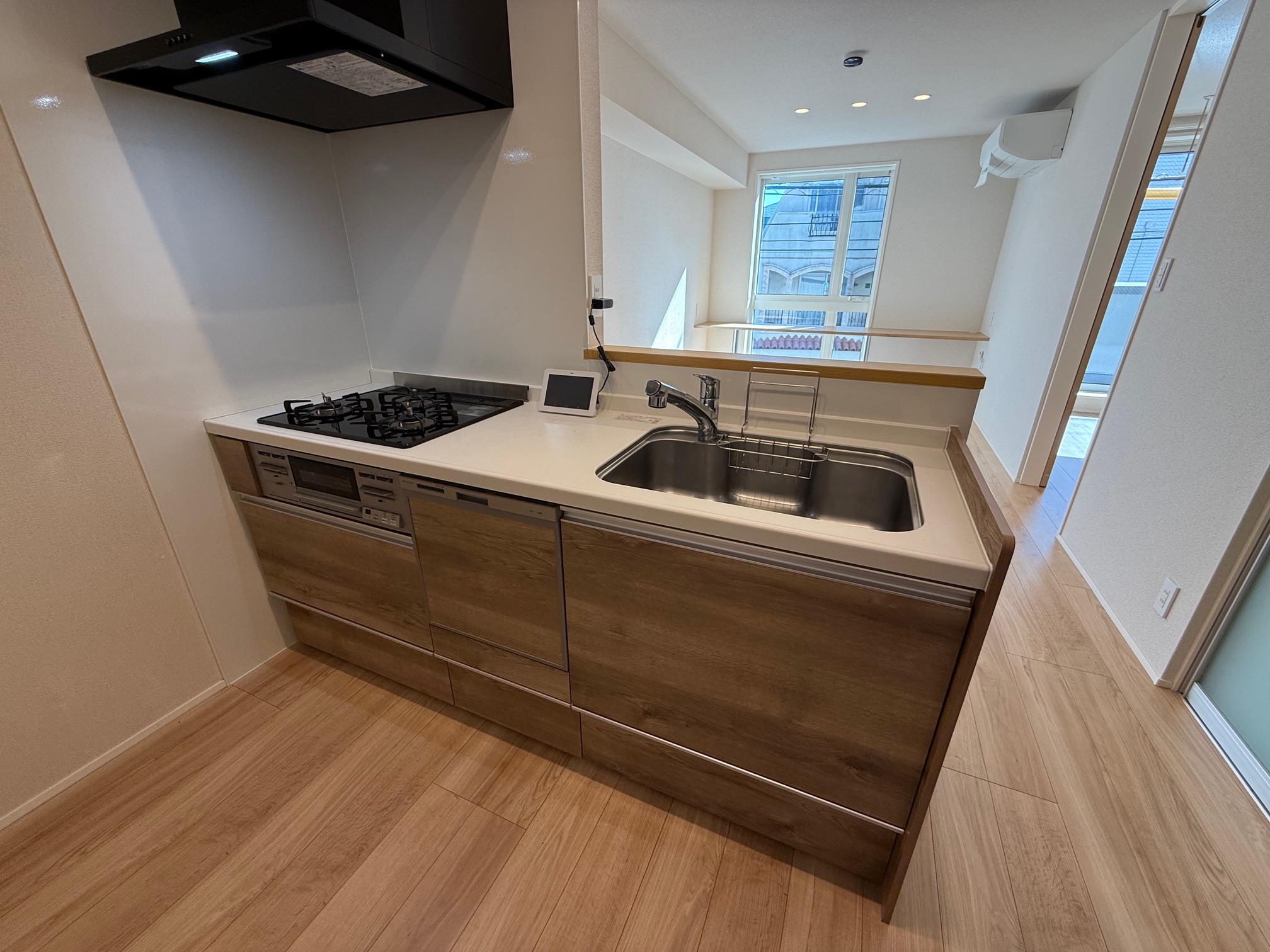 キッチン　ガス3口コンロ、食洗器完備