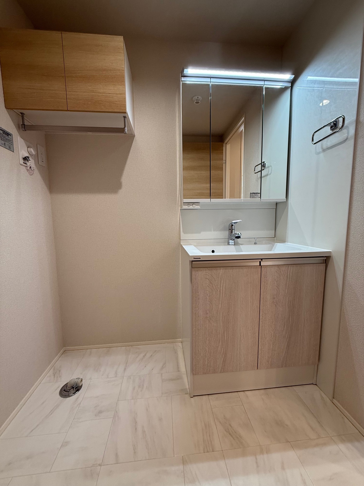 洗面設備　3面鏡の洗髪洗面化粧台