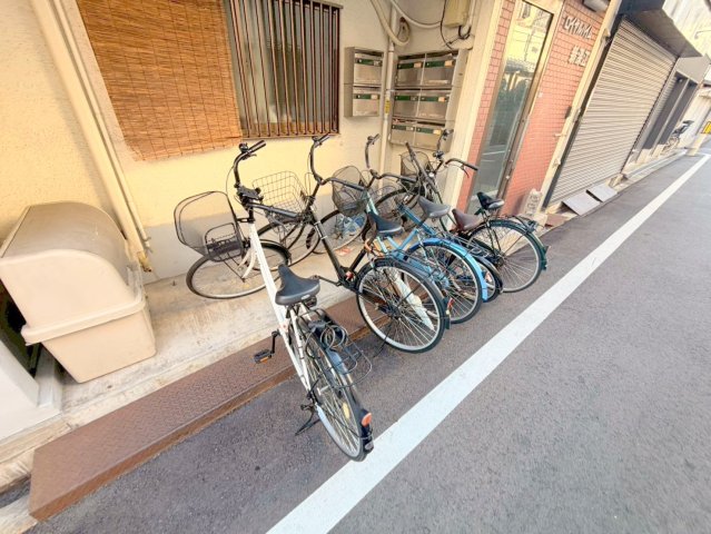 駐車場　敷地内には入居者専用の駐輪スペースもあります。