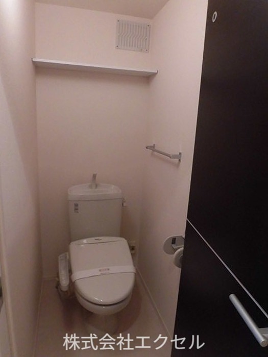 トイレ　温水洗浄便座です。