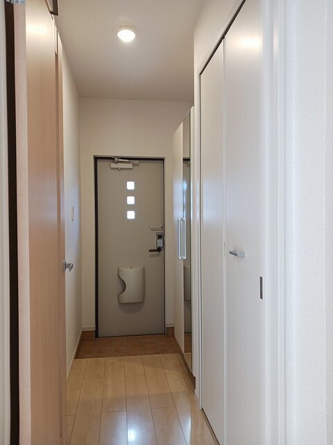 玄関　★外出時の身支度チェックに便利な姿見付きの玄関★