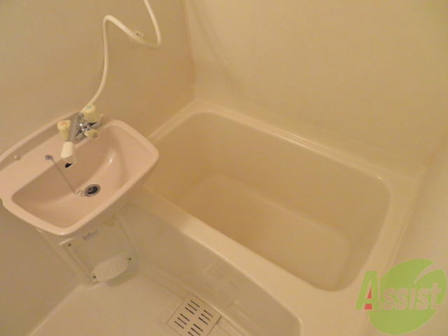 バス・シャワールーム　浴室はこちらのユニットバスになりますねー。