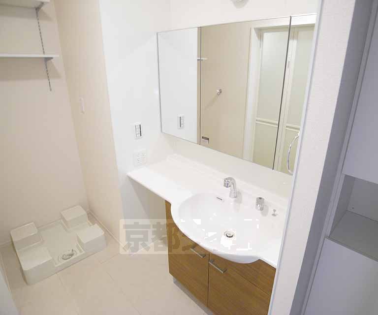 洗面設備　大きな独立洗面台。