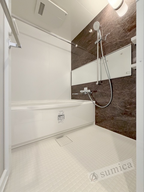 バス・シャワールーム　階数により内装色が異なります