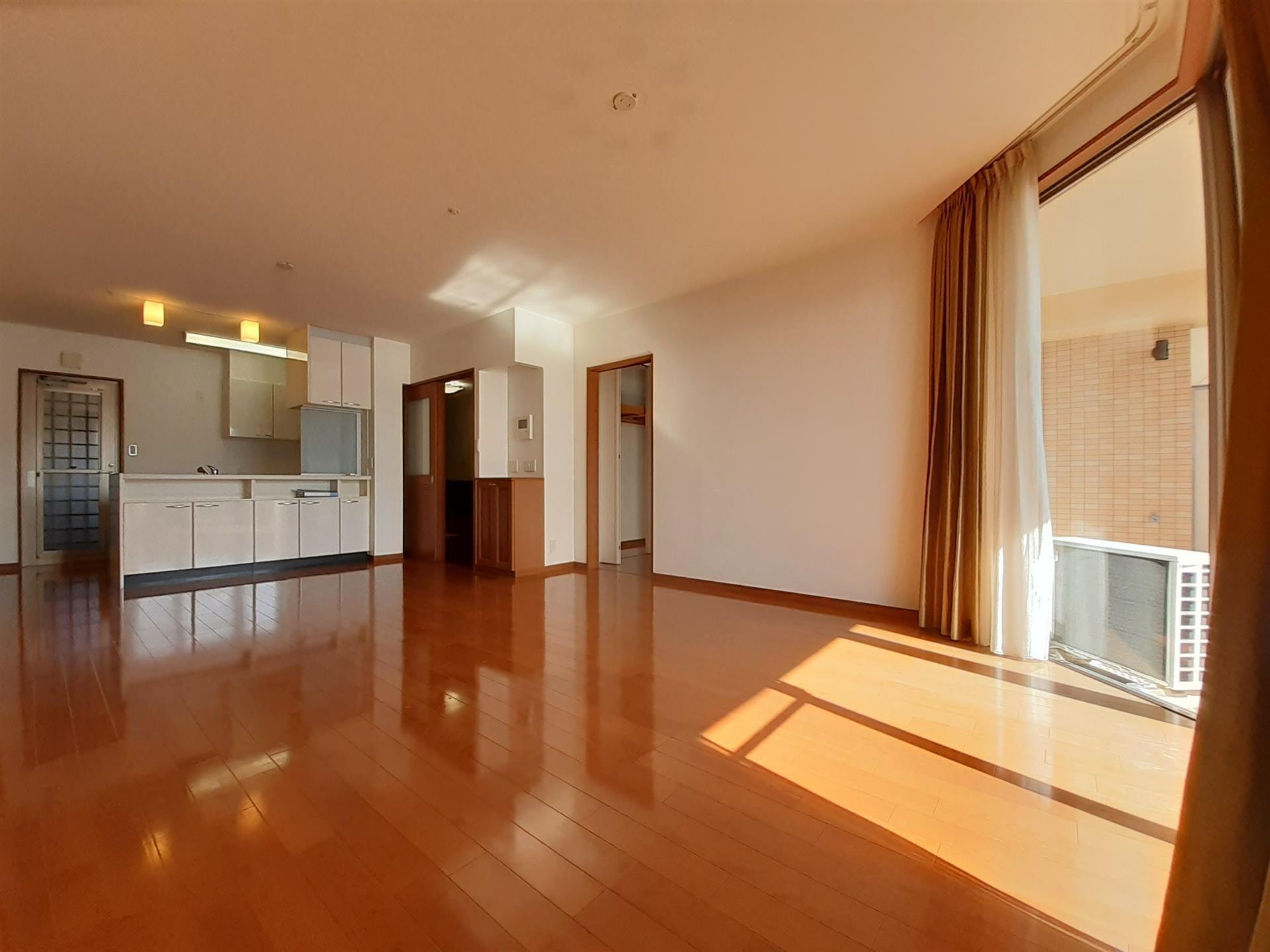 居室・リビング　20帖の広々リビングです（リフォーム中）