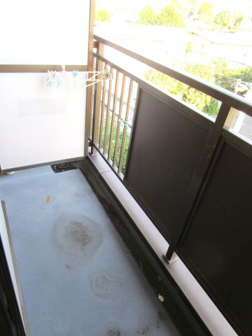 バルコニー　暖かな日差しのふりそそぐバルコニー