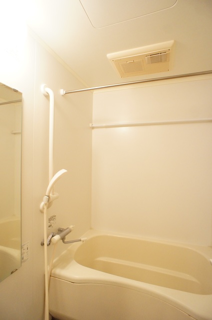 バス・シャワールーム　浴室乾燥機付バス♪雨の日の洗濯だけでなくカビ予防にも大活躍！