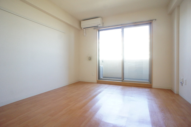 居室・リビング　室内は木の温もりが優しいフローリングです♪