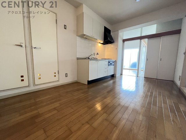 居室・リビング　床色が落ち着いた色合いで綺麗です♪