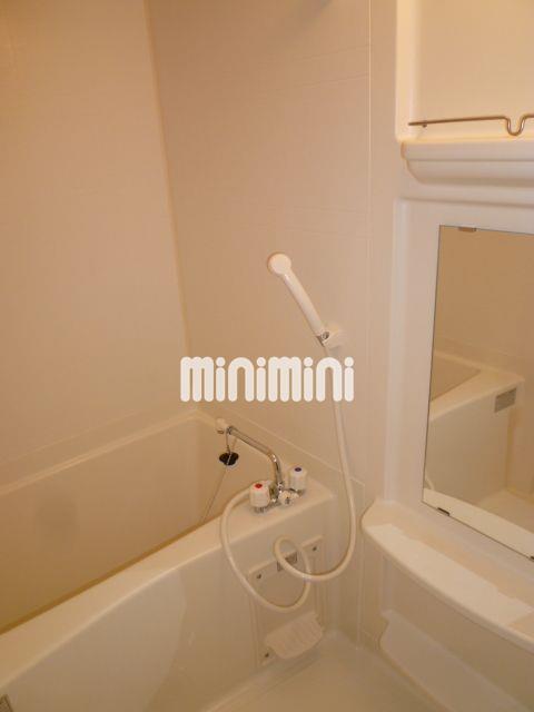 バス・シャワールーム　鏡あります。