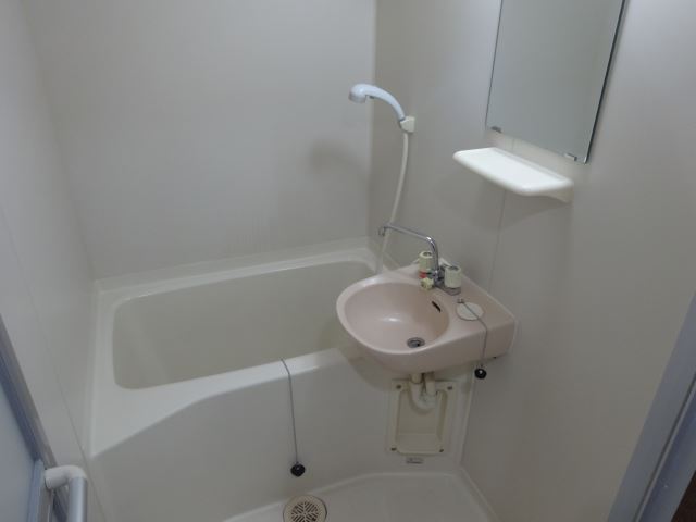 バス・シャワールーム　鏡付きで便利です。