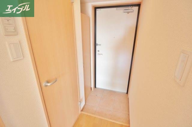 玄関　広めのリビング