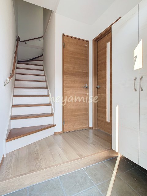 玄関　写真は別号室です