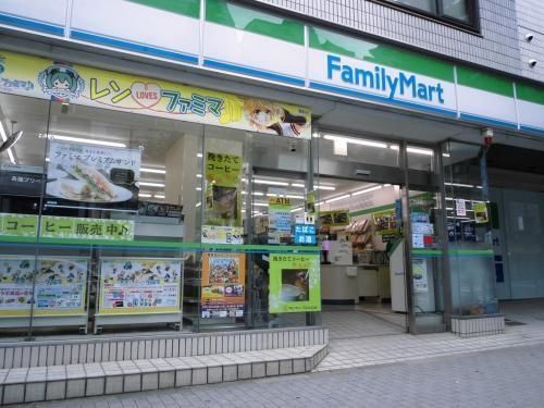 コンビニ　ファミリーマート（コンビニ）まで112m