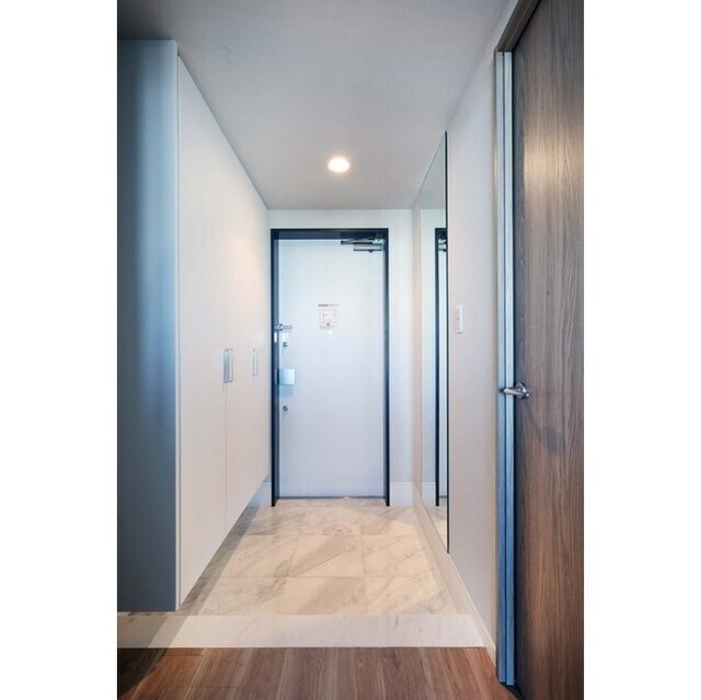 玄関　※参考写真（同建物の別のお部屋のお写真となります）