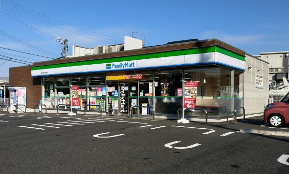 コンビニ　ファミリーマート愛知学院大学前（コンビニ）まで200m