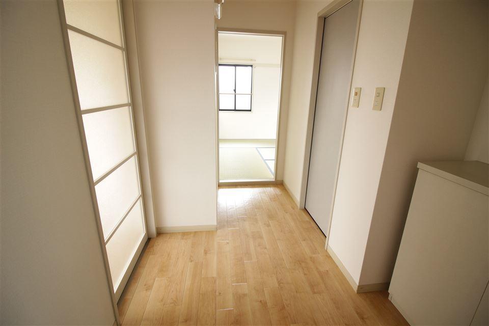 玄関　玄関入ってホールあり！！来客時も丸見えになりません！