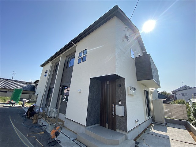 建物外観　敷地内に駐車場あり！