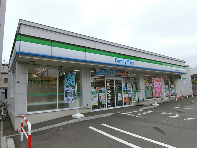コンビニ　ファミリーマート地下鉄南郷18丁目駅前店（コンビニ）まで155m