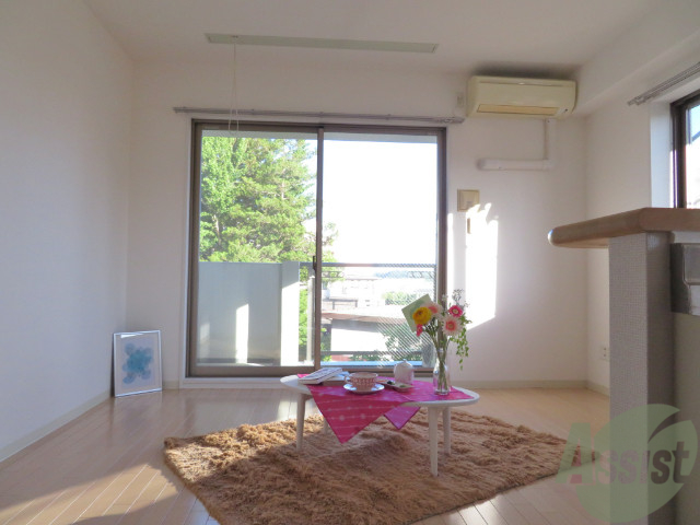 居室・リビング　白基調のお部屋は、部屋が明るく広く感じますね。