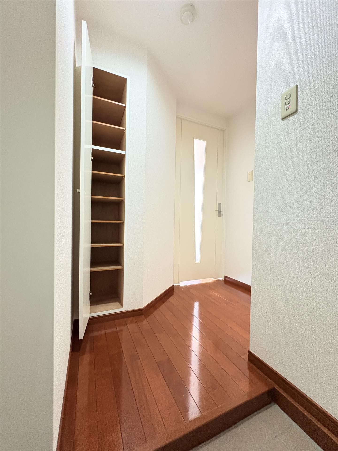 玄関　同タイプ別部屋の写真となります。