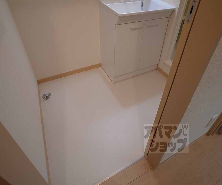 洗面設備　広い脱衣スペースです。