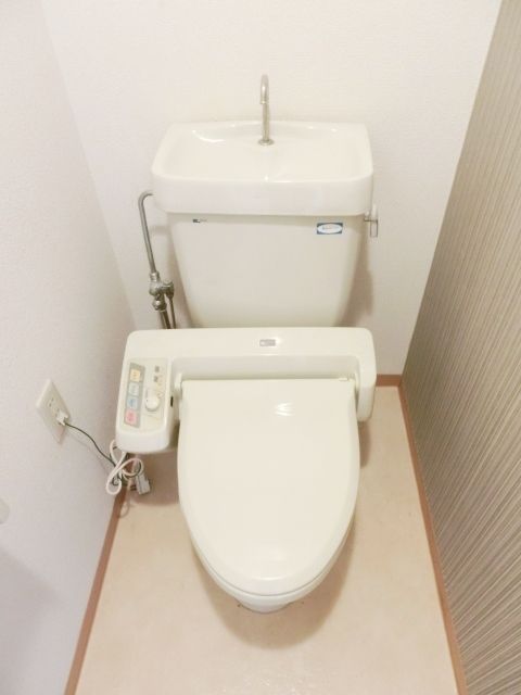 トイレ　温水洗浄便座付きのトイレです
