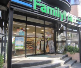 コンビニ　ファミリーマート 南青山四丁目店（コンビニ）まで274m