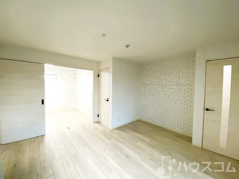 居室・リビング　白を基調としたお部屋で温かみを感じます＾＾