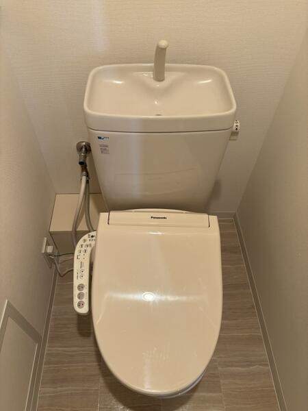 トイレ　温水洗浄便座です