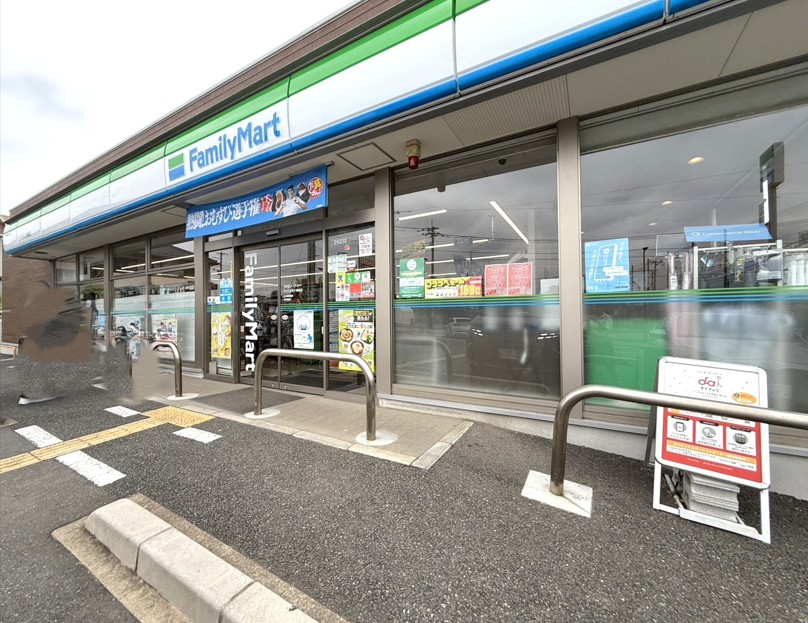コンビニ　ファミリーマートさいたま丸ケ崎南店（コンビニ）まで685m
