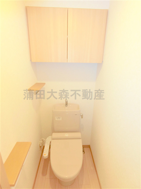 トイレ　吊戸棚と温水洗浄便座付きトイレ