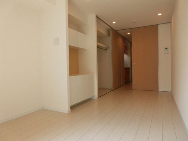 居室・リビング　広々とした８.１帖の洋室　床暖房付き