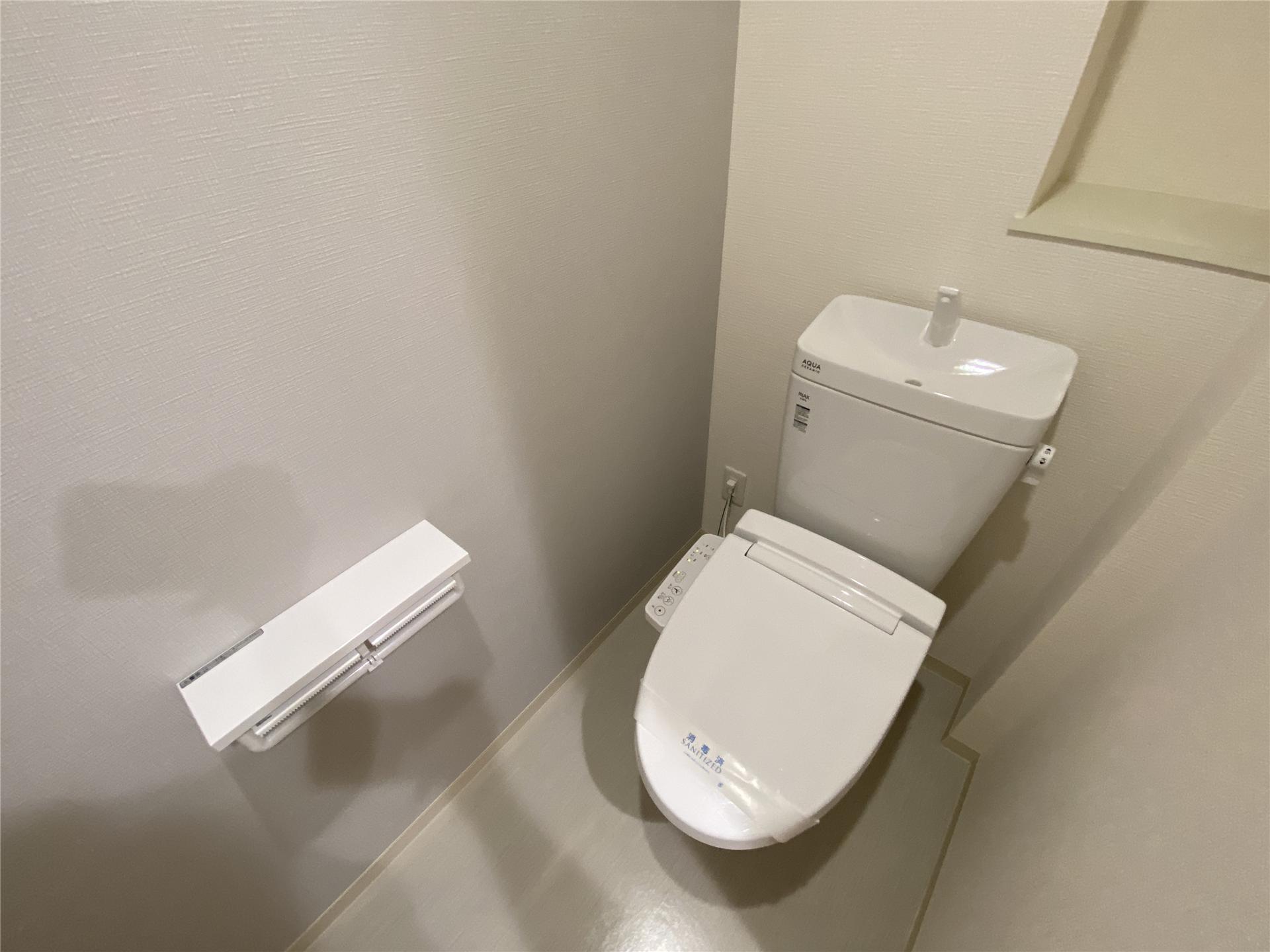 トイレ　温水洗浄便座付きです