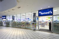 ドラックストア　トモズ横浜ベイクォーター店（ドラッグストア）まで924m