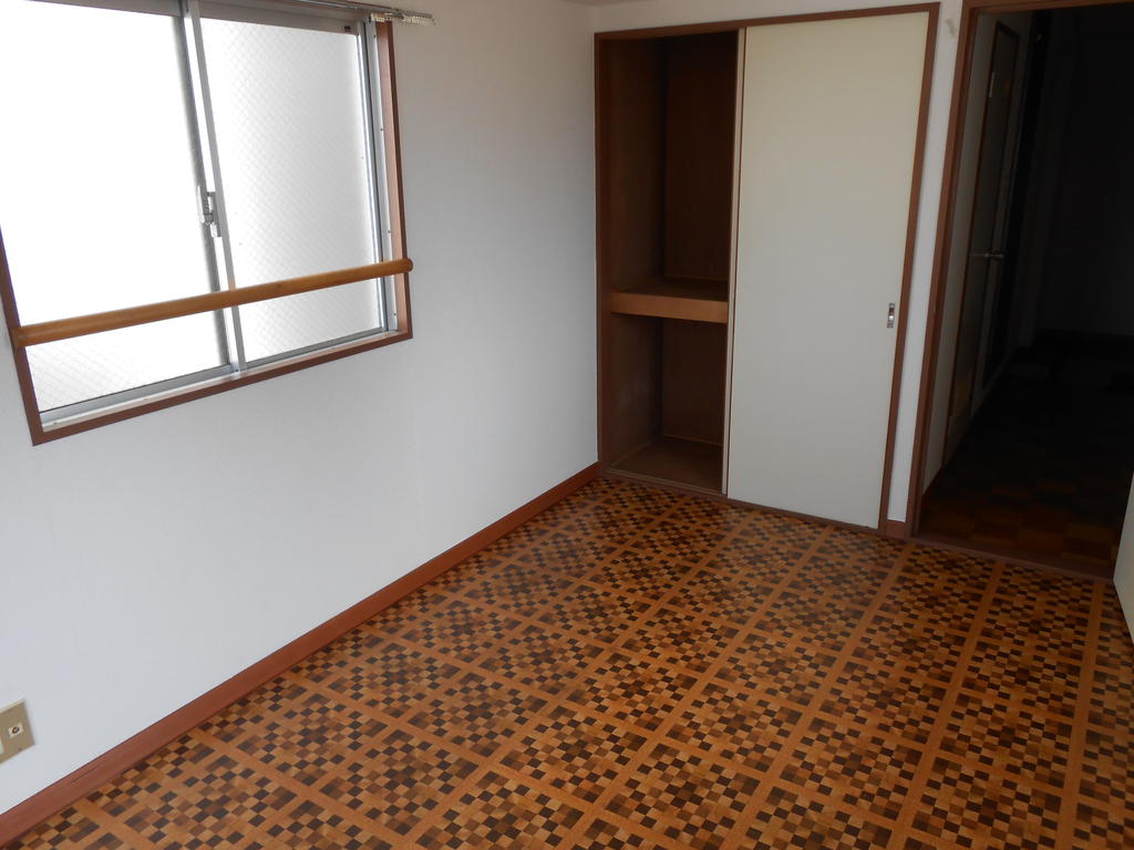 居室・リビング　三面に窓があります。