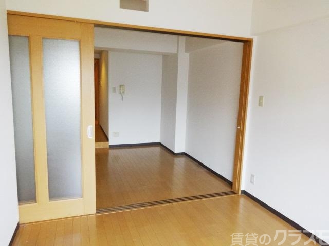 居室・リビング　ドアを開けるか閉めるかで雰囲気が違いますね。