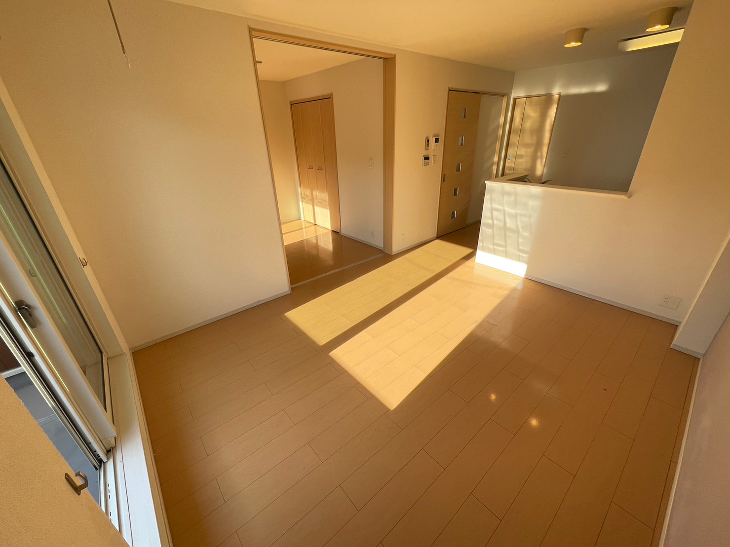 居室・リビング　居心地いいね！2面採光！リビング11.4帖！おしゃれな引き戸