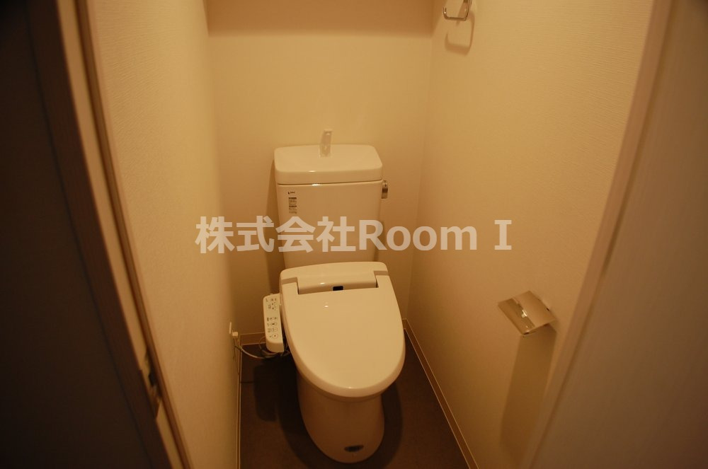 トイレ　落ち着いた色調のトイレです