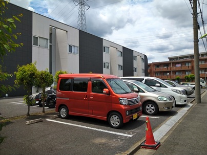 駐車場　駐車場月額：１６，５００円・バイク置場月額：３，３００円
