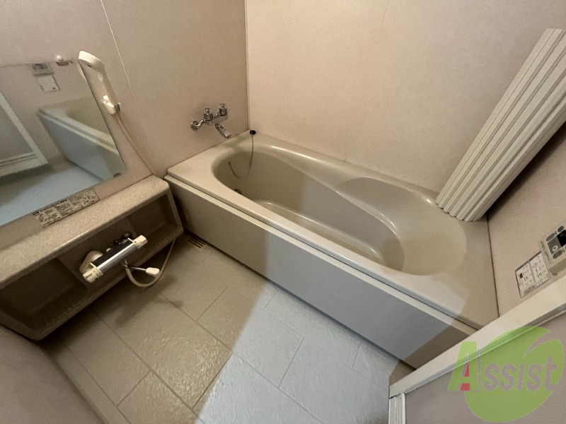 バス・シャワールーム　浴室はシャワーが浴びやすい広さでした。追い焚き機能付き。