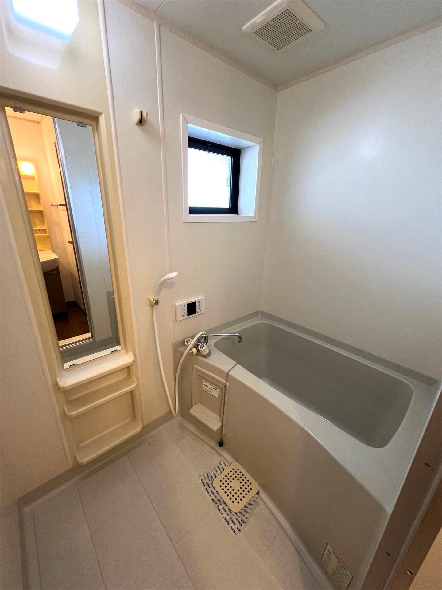 バス・シャワールーム　追い焚き機能付き浴室は窓があり換気もＯＫ