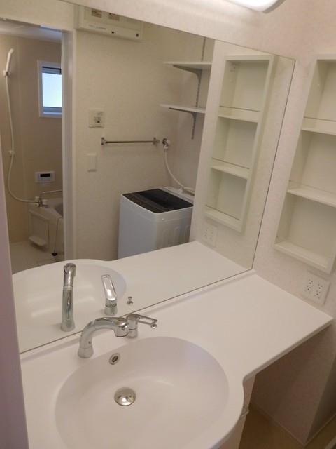 洗面設備　鏡の大きいカウンタータイプの洗髪洗面化粧台