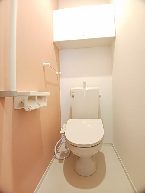 トイレ　シャワー付トイレ（トイレ内に小物入れ有り）