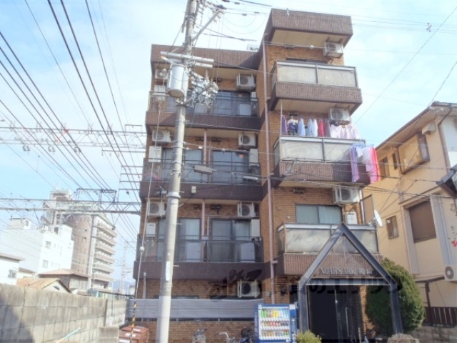京都市伏見区桃山町金井戸島のマンションの建物外観