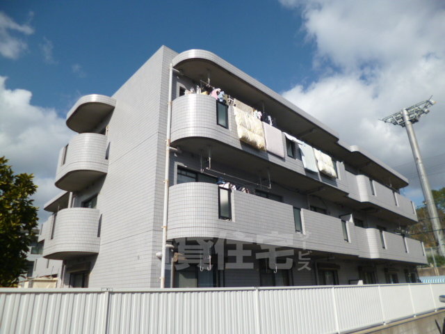 茨木市北春日丘のマンションの建物外観