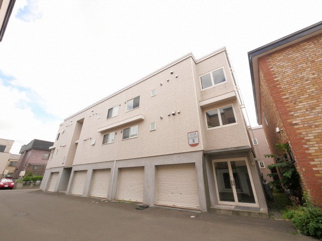 札幌市北区篠路三条のアパートの建物外観