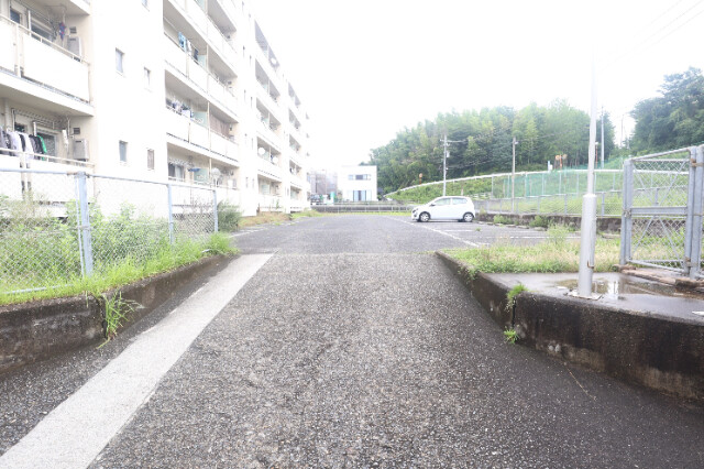 【都窪郡早島町早島のマンションの駐車場】