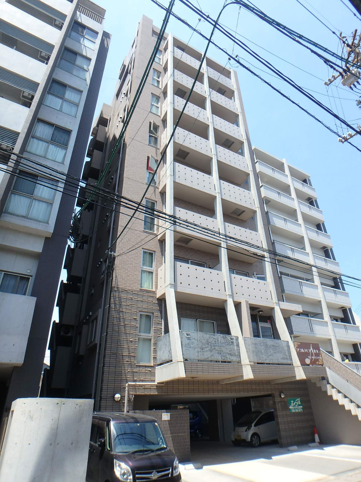 【鹿児島市下荒田のマンションの建物外観】