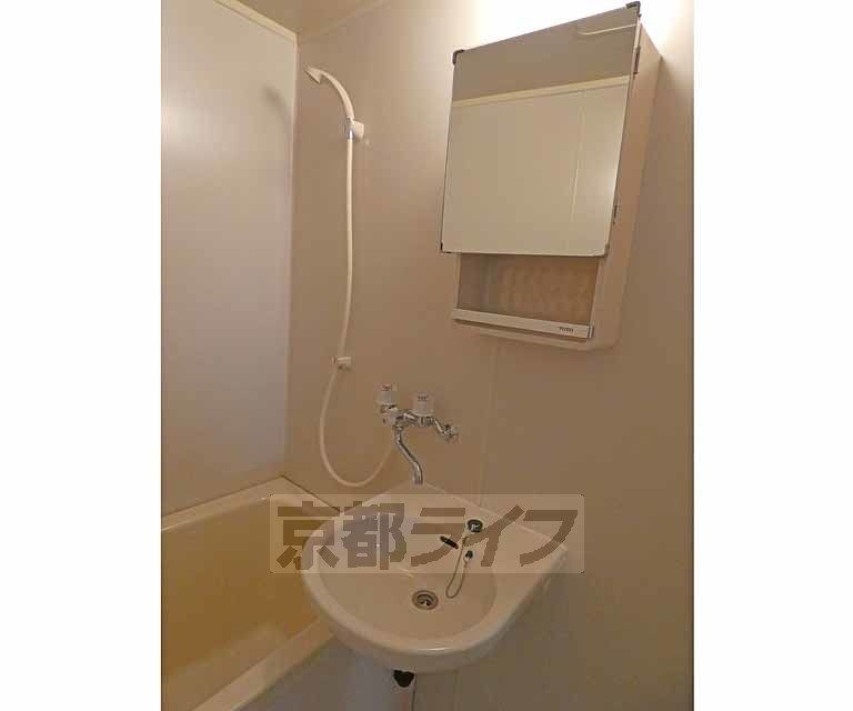 洗面設備　鏡もあります